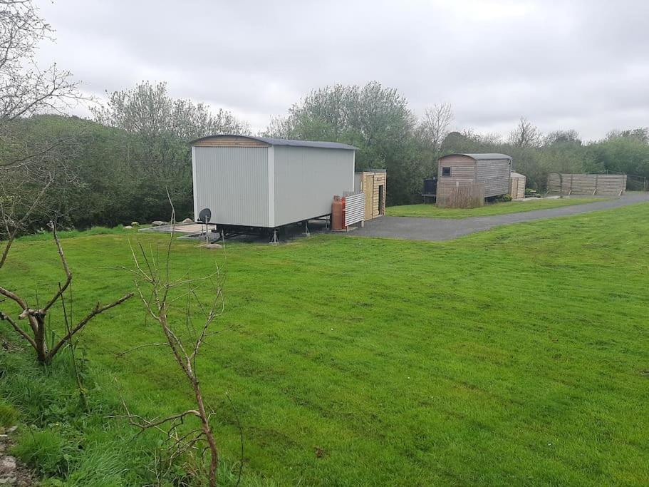 Anglesey New Modern Shepherds Hut With Spa Hot Tub Gwalchmai Exterior photo
