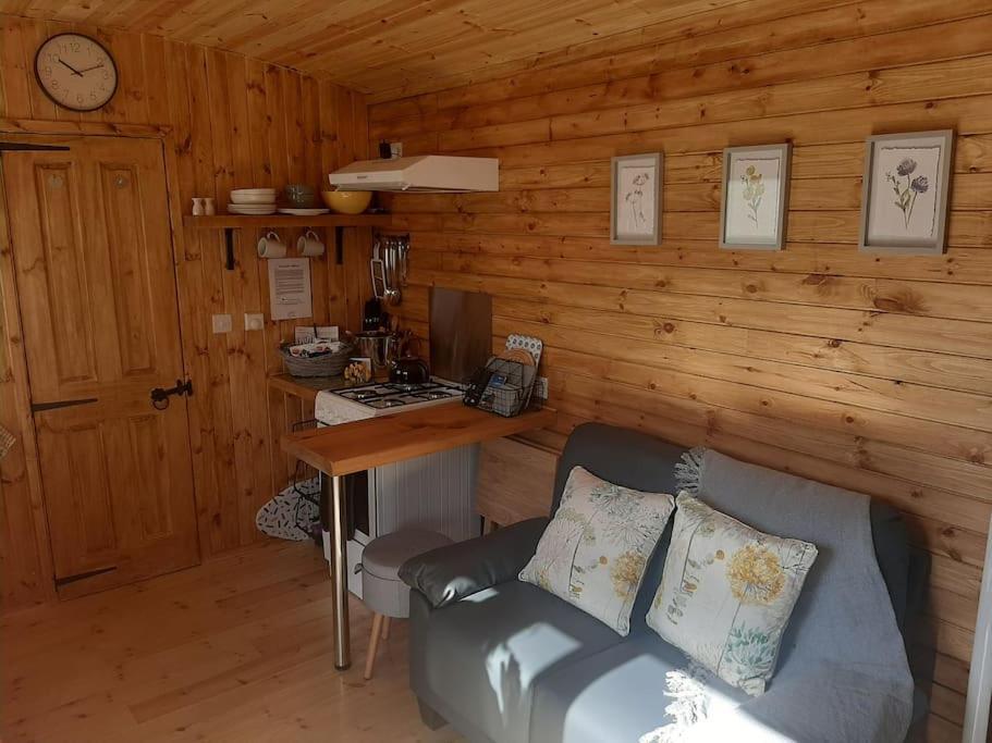 Anglesey New Modern Shepherds Hut With Spa Hot Tub Gwalchmai Exterior photo
