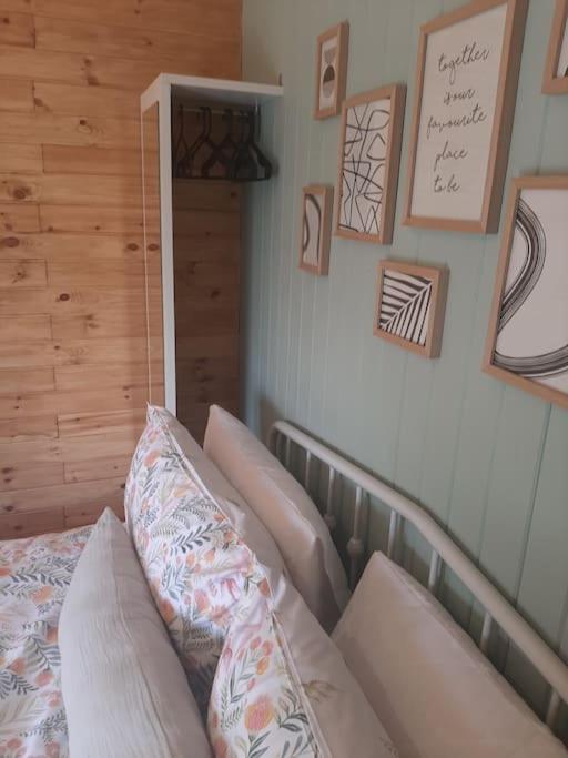 Anglesey New Modern Shepherds Hut With Spa Hot Tub Gwalchmai Exterior photo
