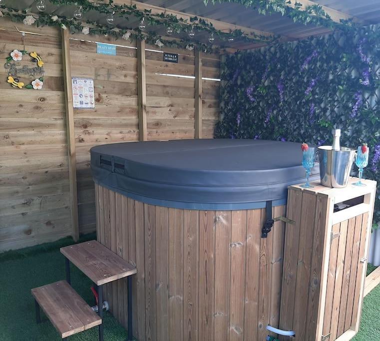 Anglesey New Modern Shepherds Hut With Spa Hot Tub Gwalchmai Exterior photo